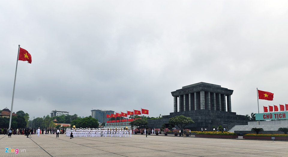 Đại biểu QH viếng Chủ tịch Hồ Chí Minh ngày khai mạc kỳ họp thứ 5